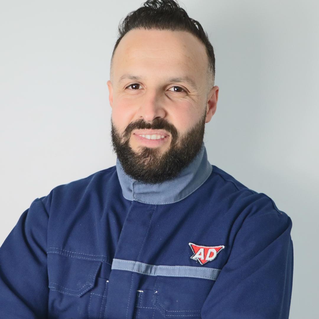 Artisan carrossier au travail